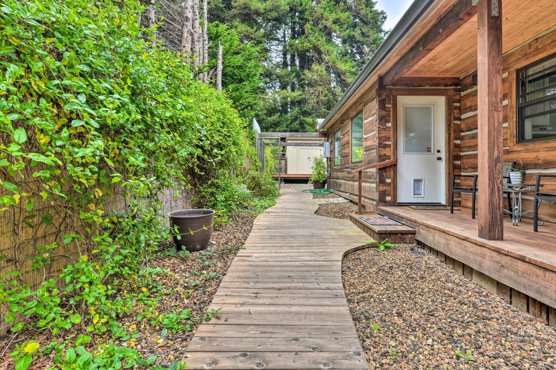 Quiet and Cozy Eureka Home Near Sequoia Park and Zoo!