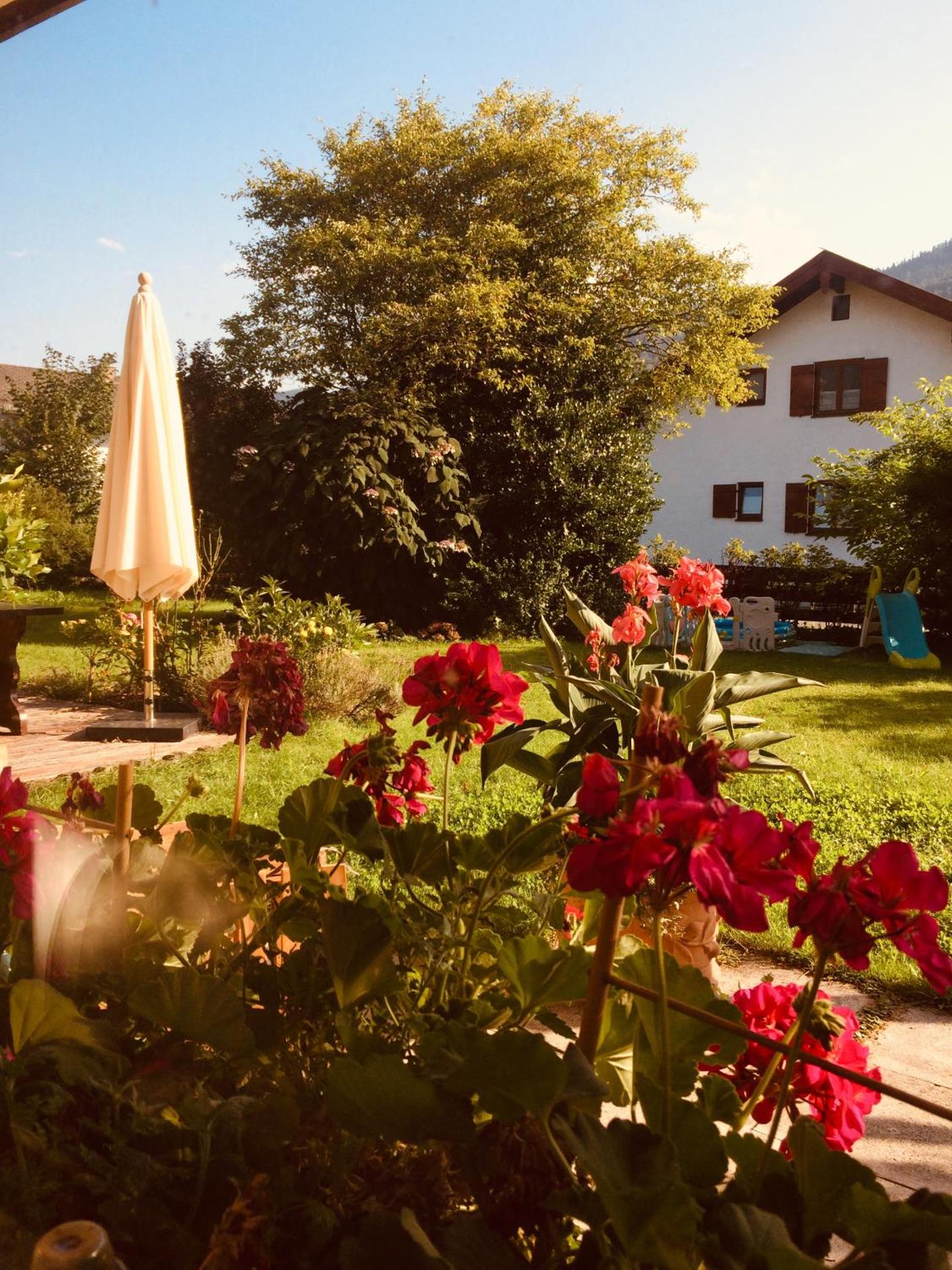 Charmantes Garten-Apartment: Erholung im Chiemgau