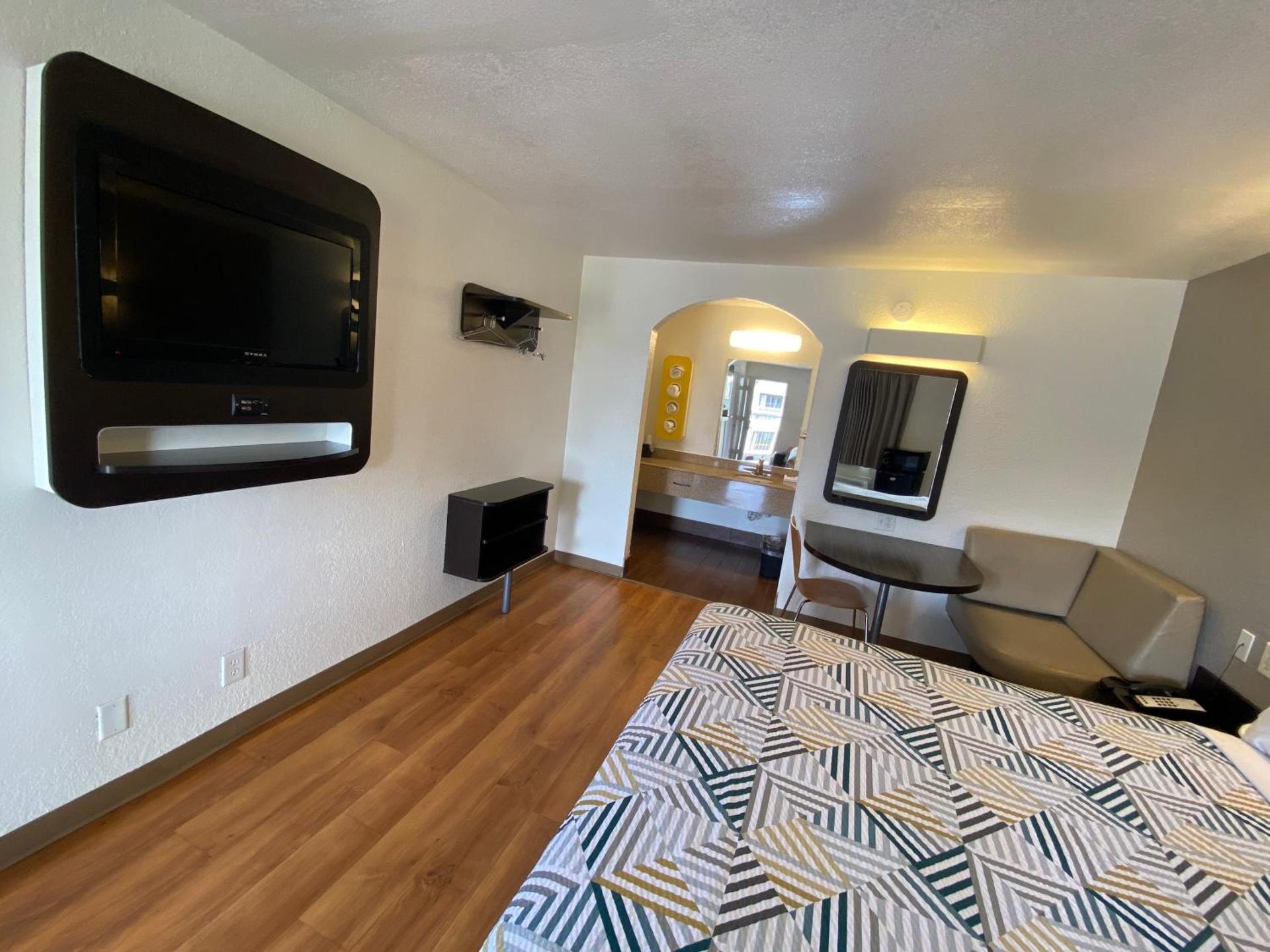 King Room - Non-Smoking