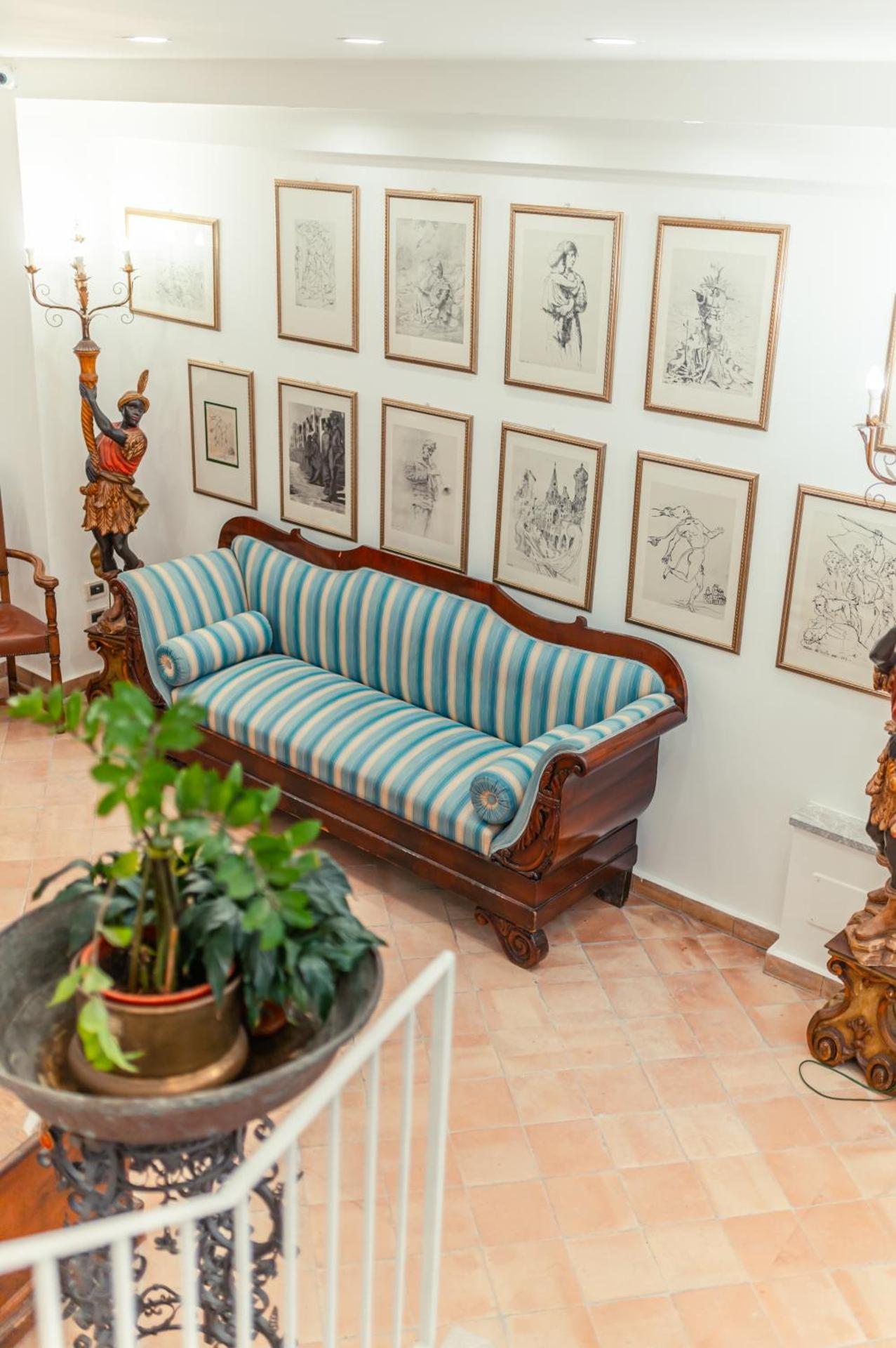 Communal lounge/ TV room