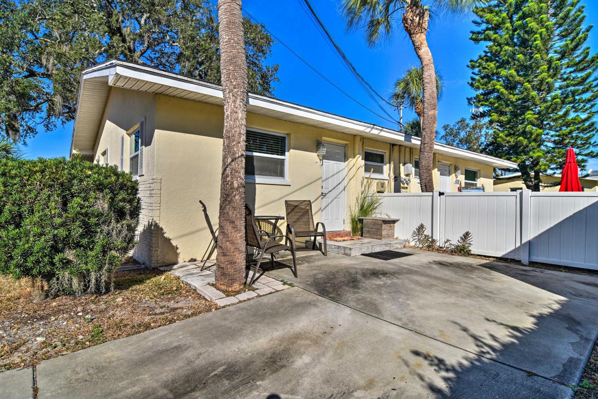 Comfy Dunedin Escape 1 Block to Main Street!