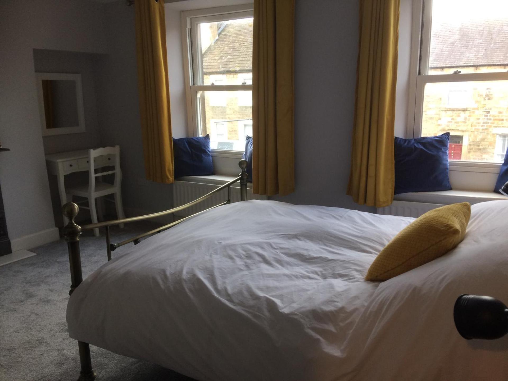 40 Newgate Barnard Castle -Central Location - Court Yard - Dog Friendly - Sleeps 7 - Wood Burner - Complimentary Logs & Wine - Smart TV