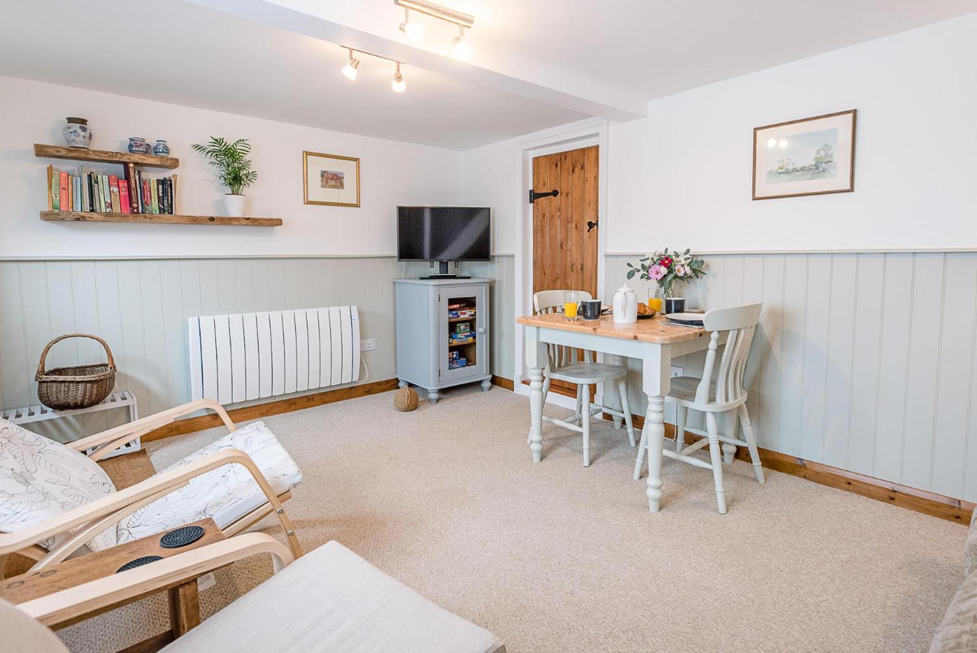 North Cottage, Alderton