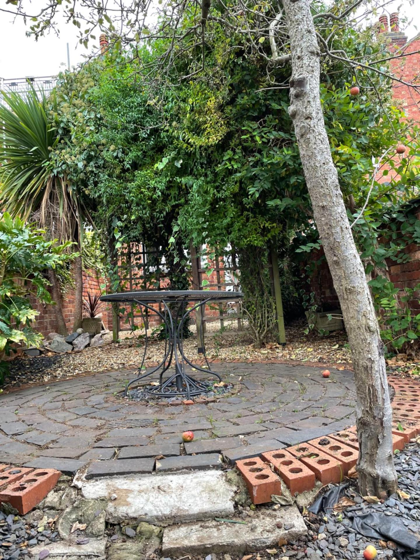 Rooms In A Victorian Comfortable 4-bedroom house in Milton Keynes Rooms Not En-suites