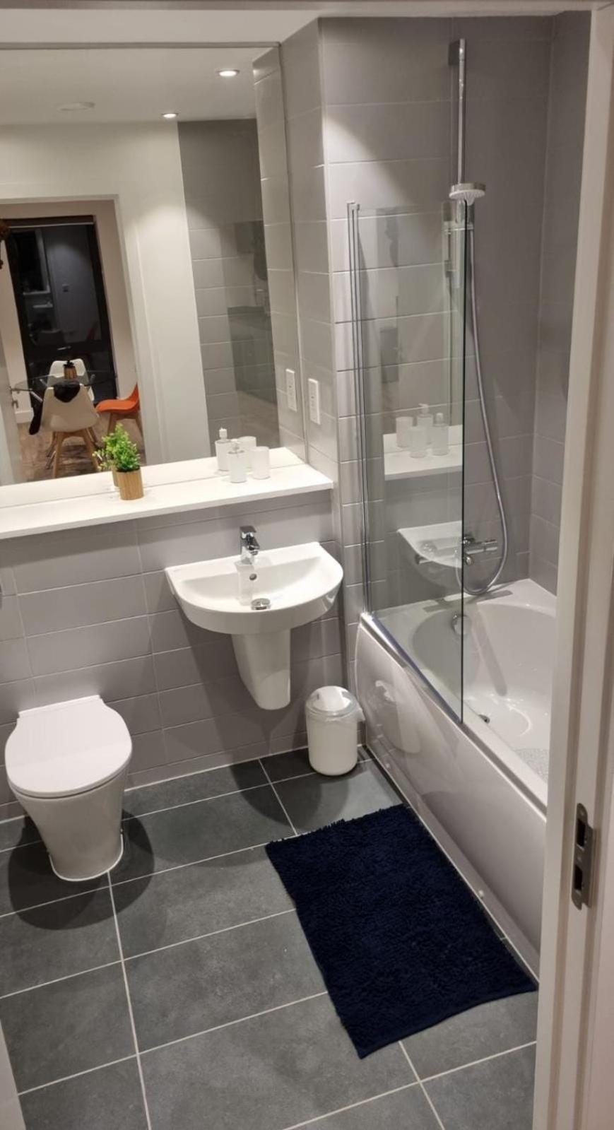 Balcony View Apt Free Parking Sleeps 5