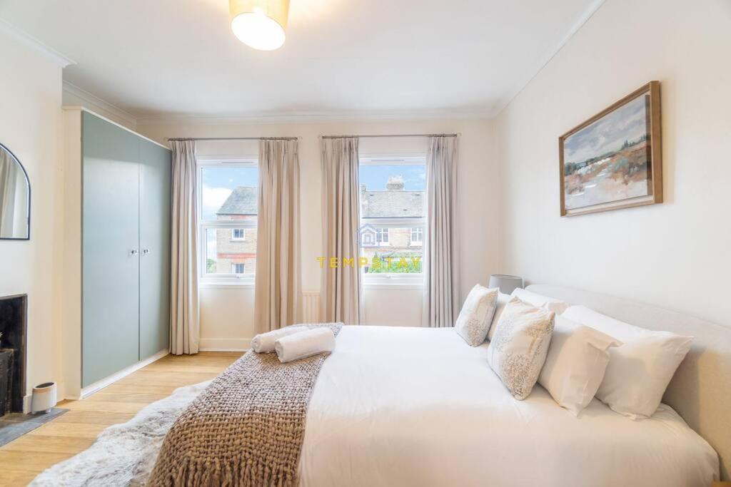 STYLISH 3 BED COTTAGE, WALK 2 ALL SIGHTS & HIGH ST