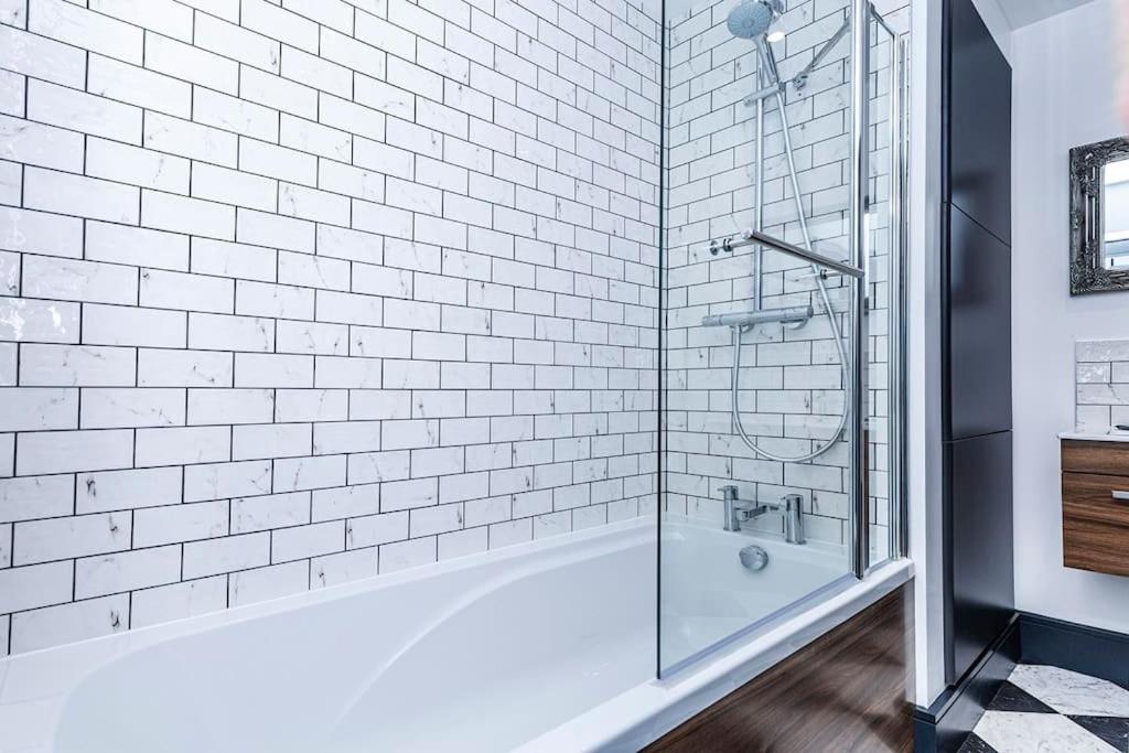 BOOTique House - Luxury Group Accommodation in Wakefield