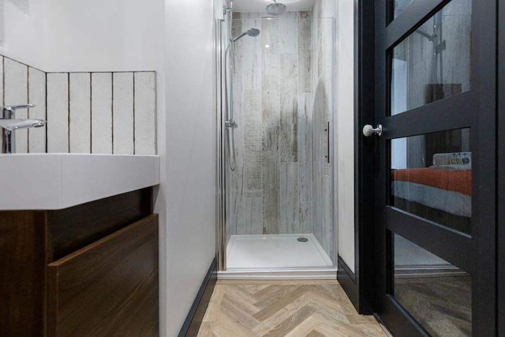 BOOTique House - Luxury Group Accommodation in Wakefield