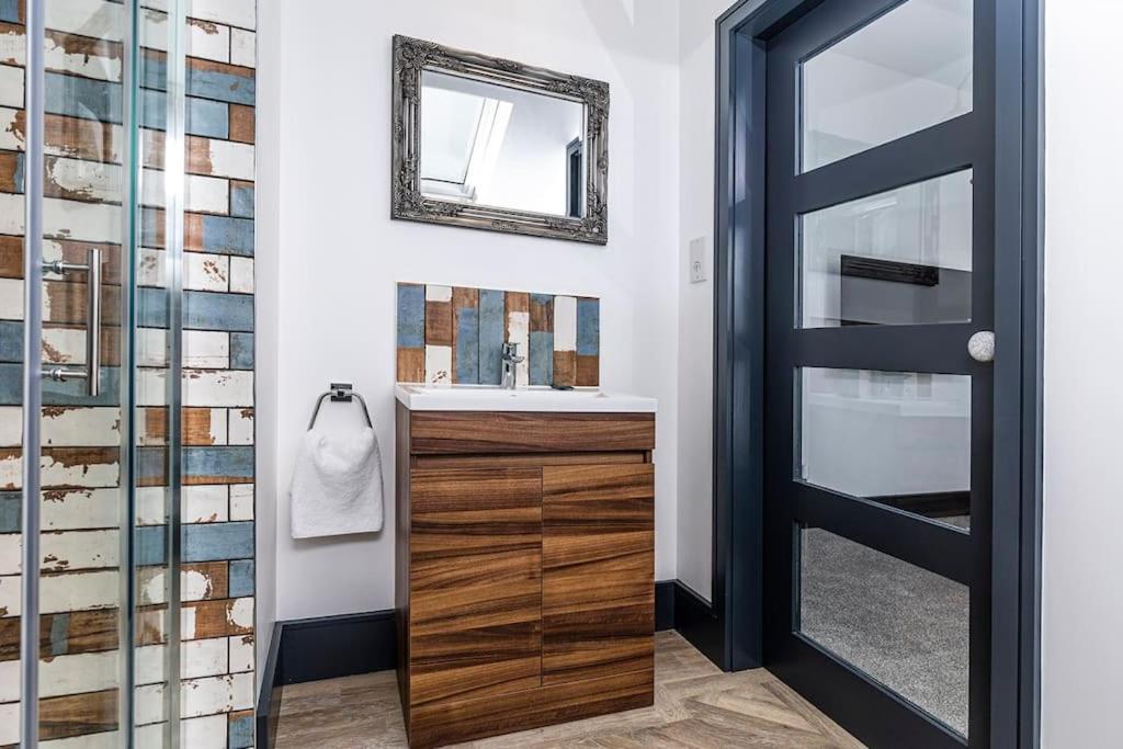 BOOTique House - Luxury Group Accommodation in Wakefield