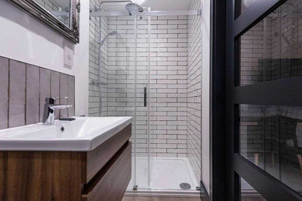 BOOTique House - Luxury Group Accommodation in Wakefield