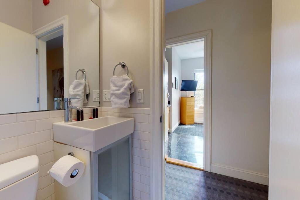 Stylish Downtown Studio in the Boston, C.Ave #34