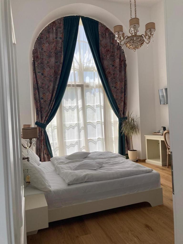 Deluxe Room (2 Adults + 1 Child)