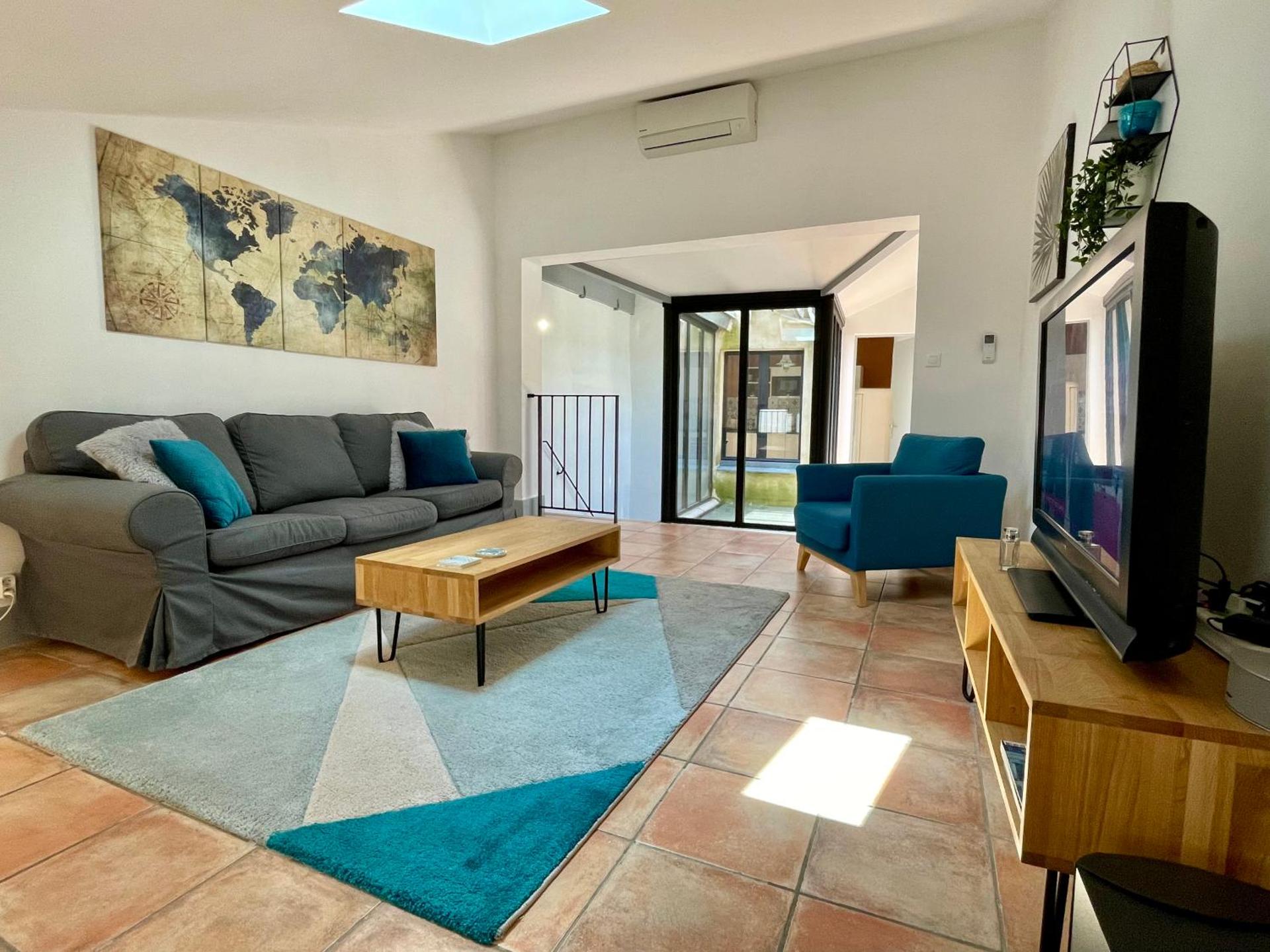 Communal lounge/ TV room