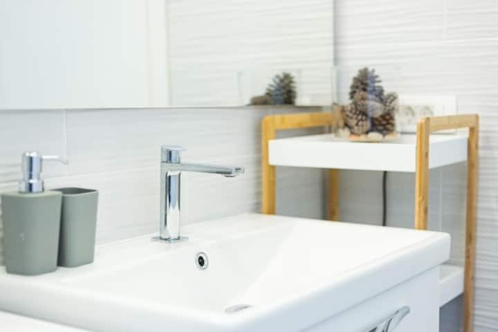 Pola kuće sa bazenom-Eja