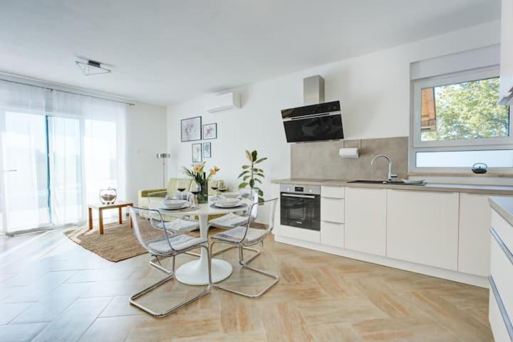 Pola kuće sa bazenom-Eja