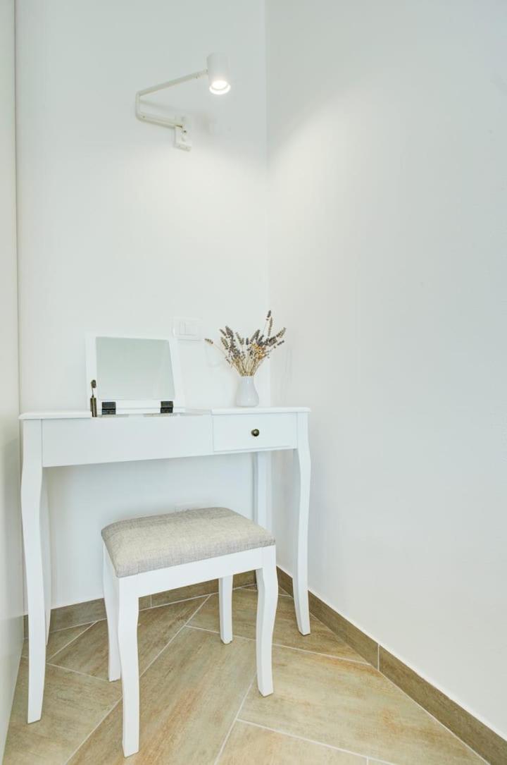 Pola kuće sa bazenom-Eja