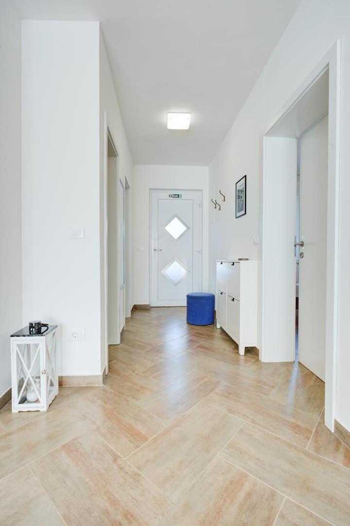 Pola kuće sa bazenom-Eja