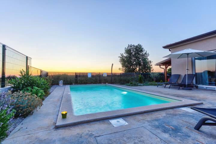 Pola kuće sa bazenom-Eja