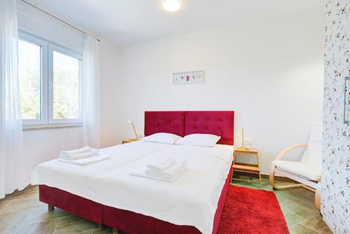 Pola kuće sa bazenom-Eja