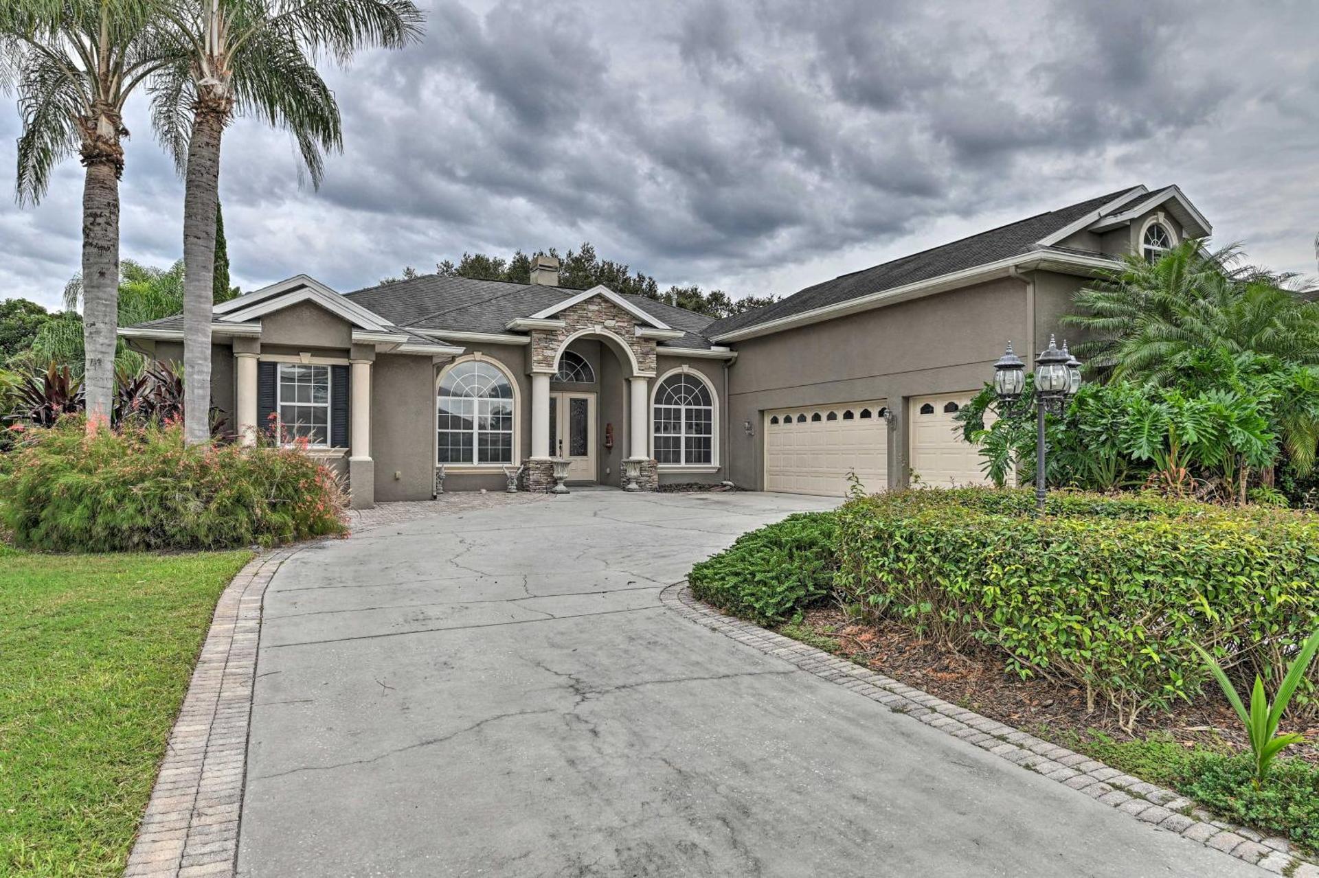 Elegant Valrico Home about 15 Mi to Downtown Tampa!