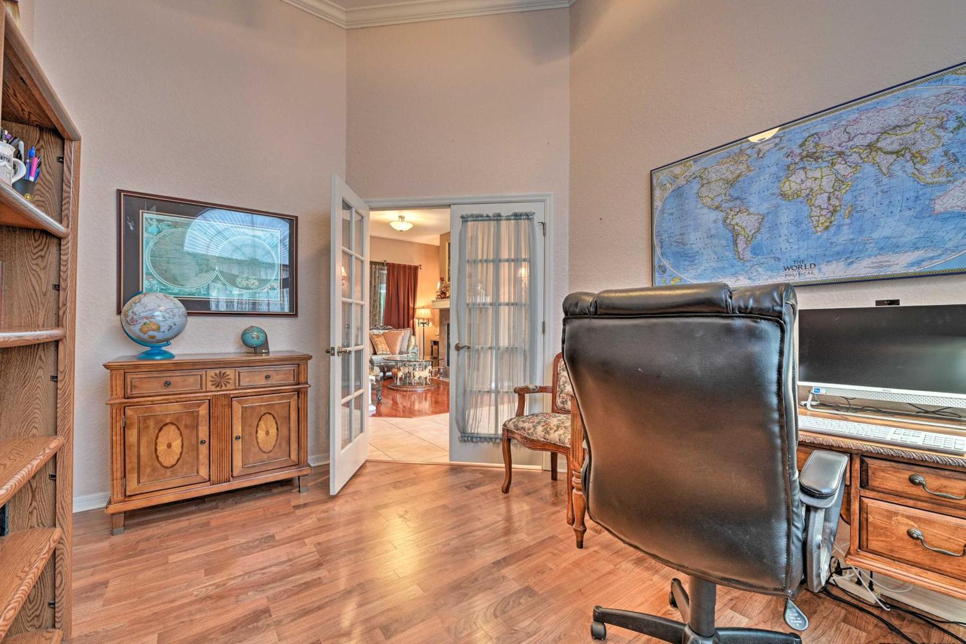 Elegant Valrico Home about 15 Mi to Downtown Tampa!