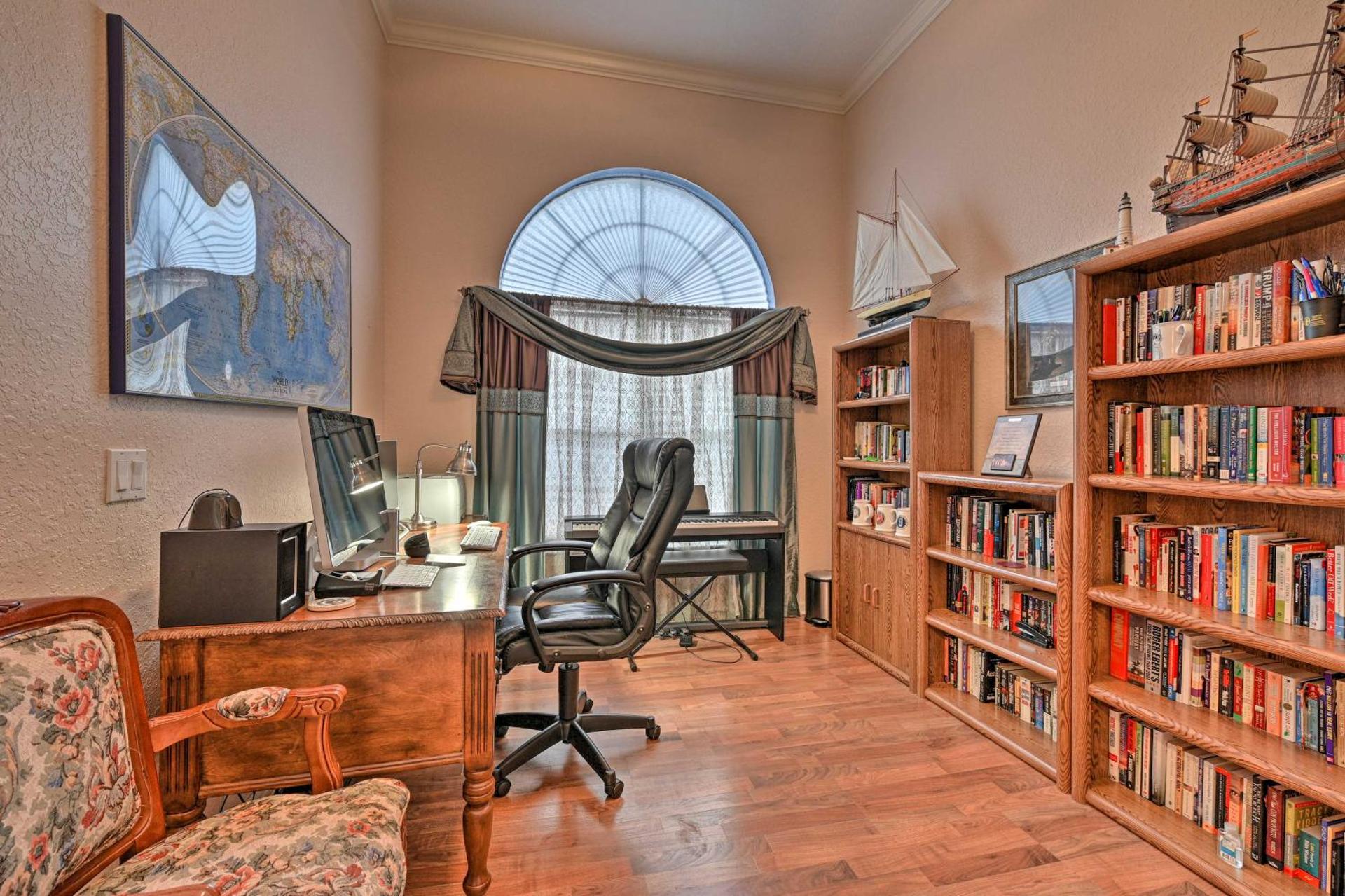 Elegant Valrico Home about 15 Mi to Downtown Tampa!