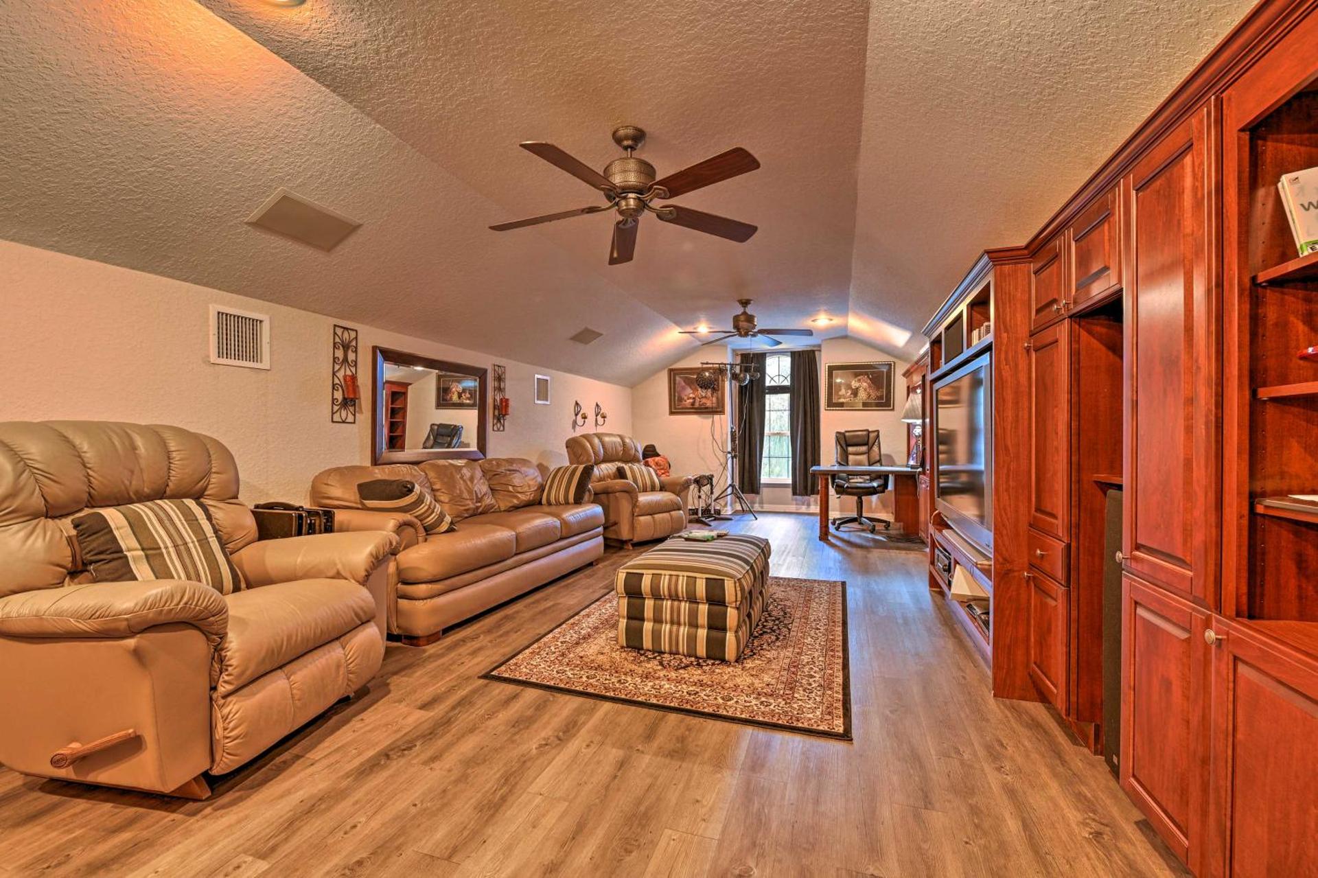 Elegant Valrico Home about 15 Mi to Downtown Tampa!