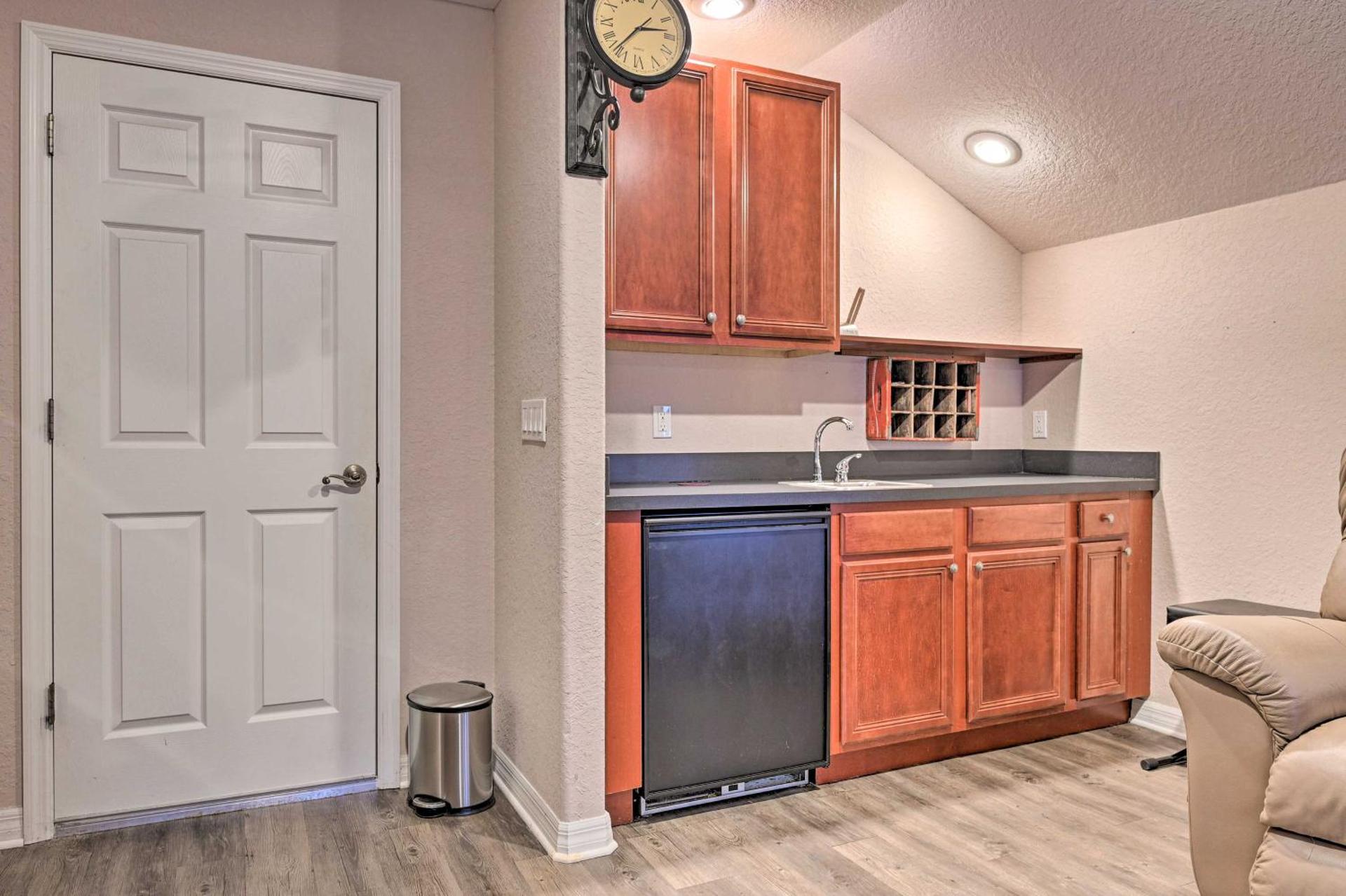 Elegant Valrico Home about 15 Mi to Downtown Tampa!