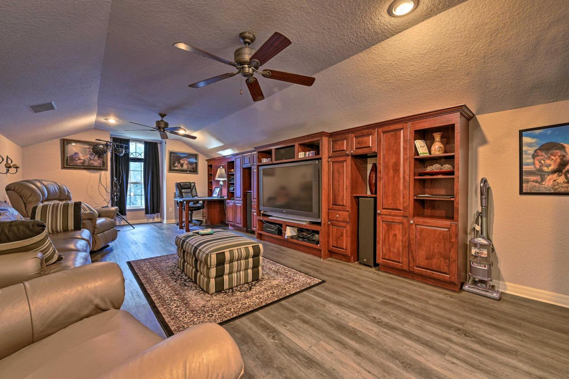 Elegant Valrico Home about 15 Mi to Downtown Tampa!