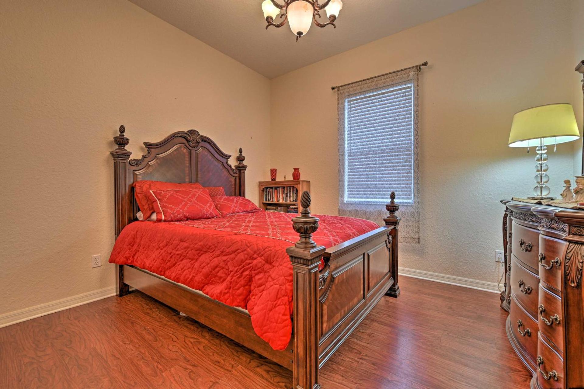 Elegant Valrico Home about 15 Mi to Downtown Tampa!