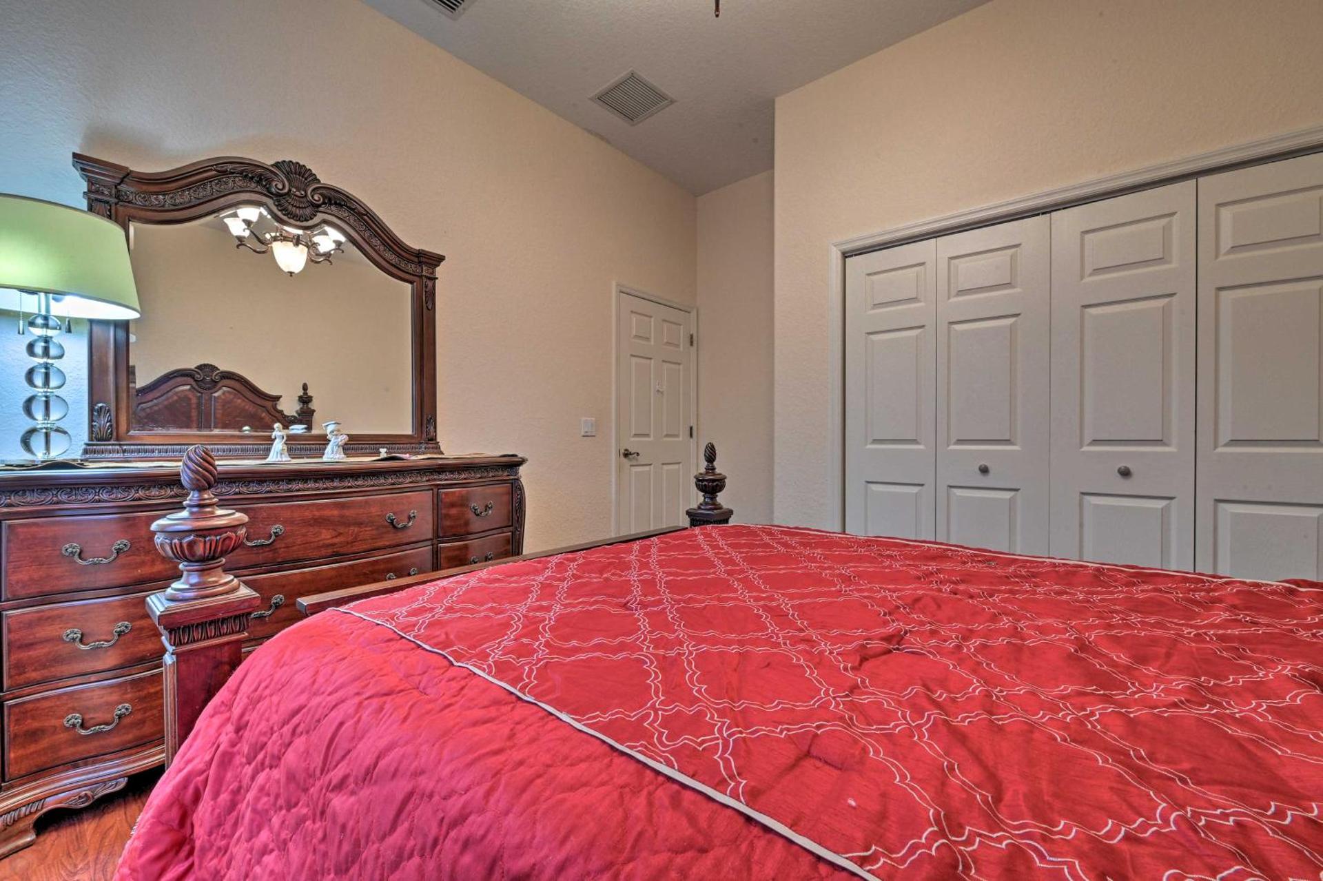 Elegant Valrico Home about 15 Mi to Downtown Tampa!