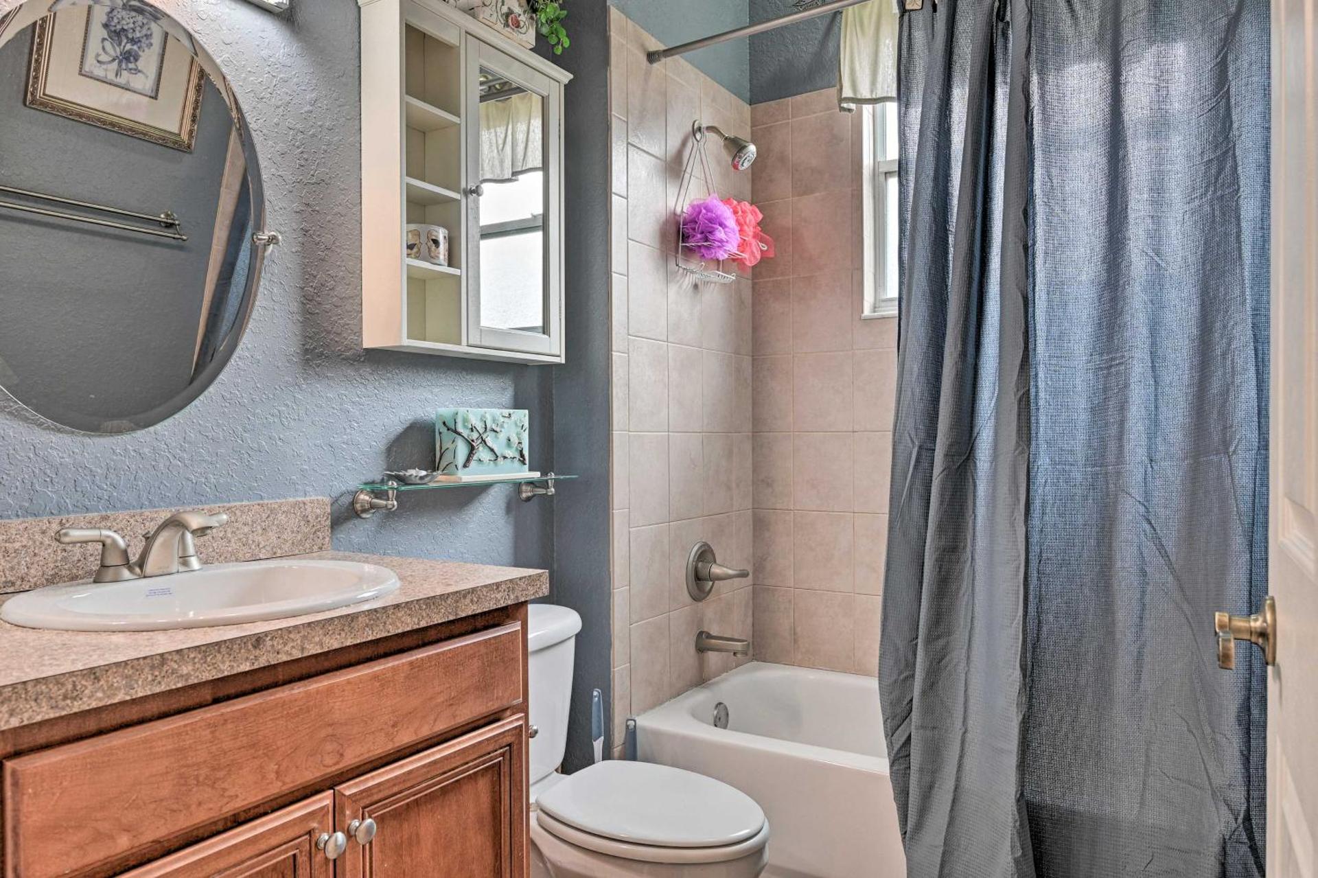 Elegant Valrico Home about 15 Mi to Downtown Tampa!