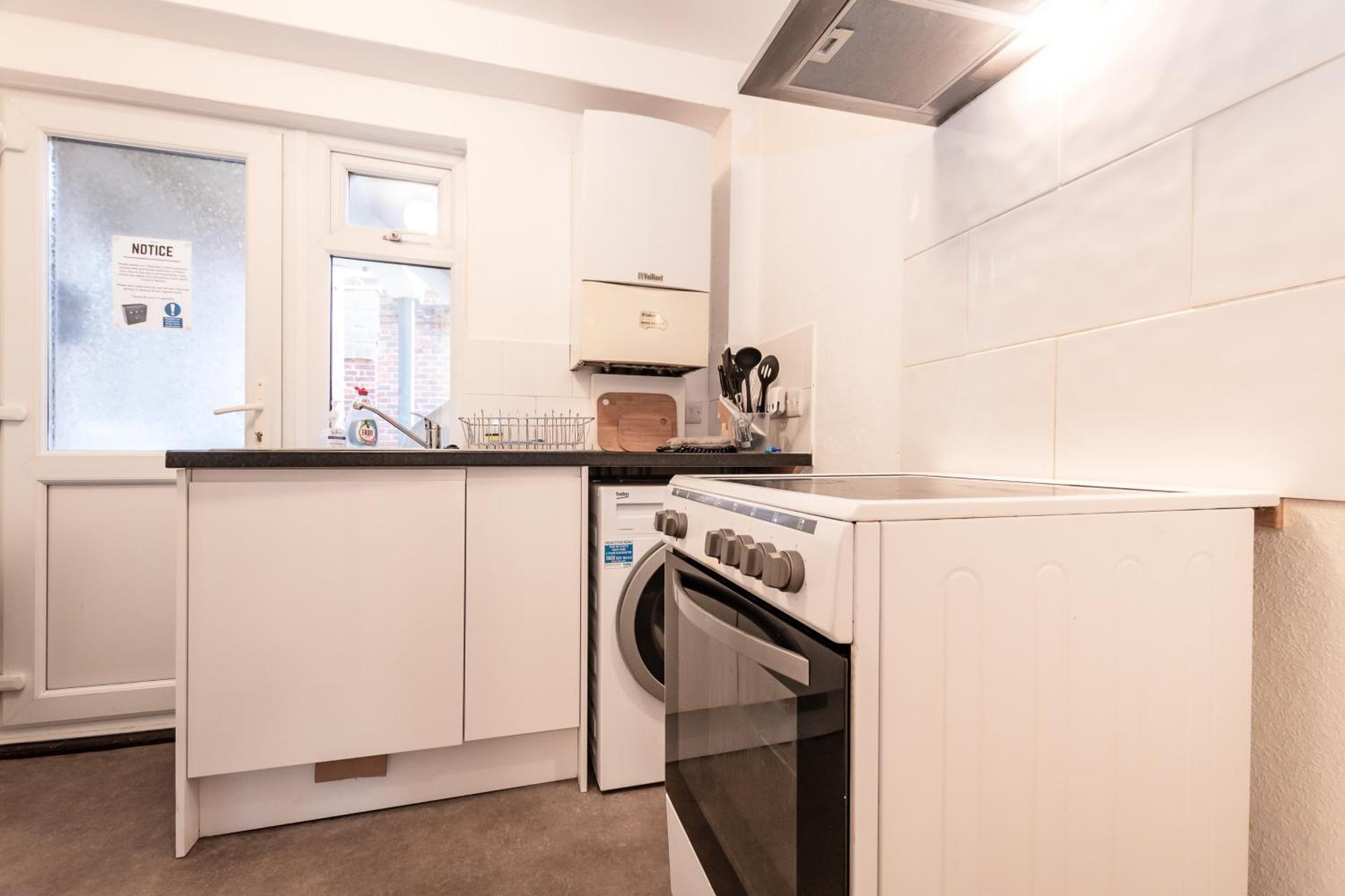 BEST PRICE! Perfect Gunwharf Accommodation - 5 single beds or Kingsize FREE PARKING