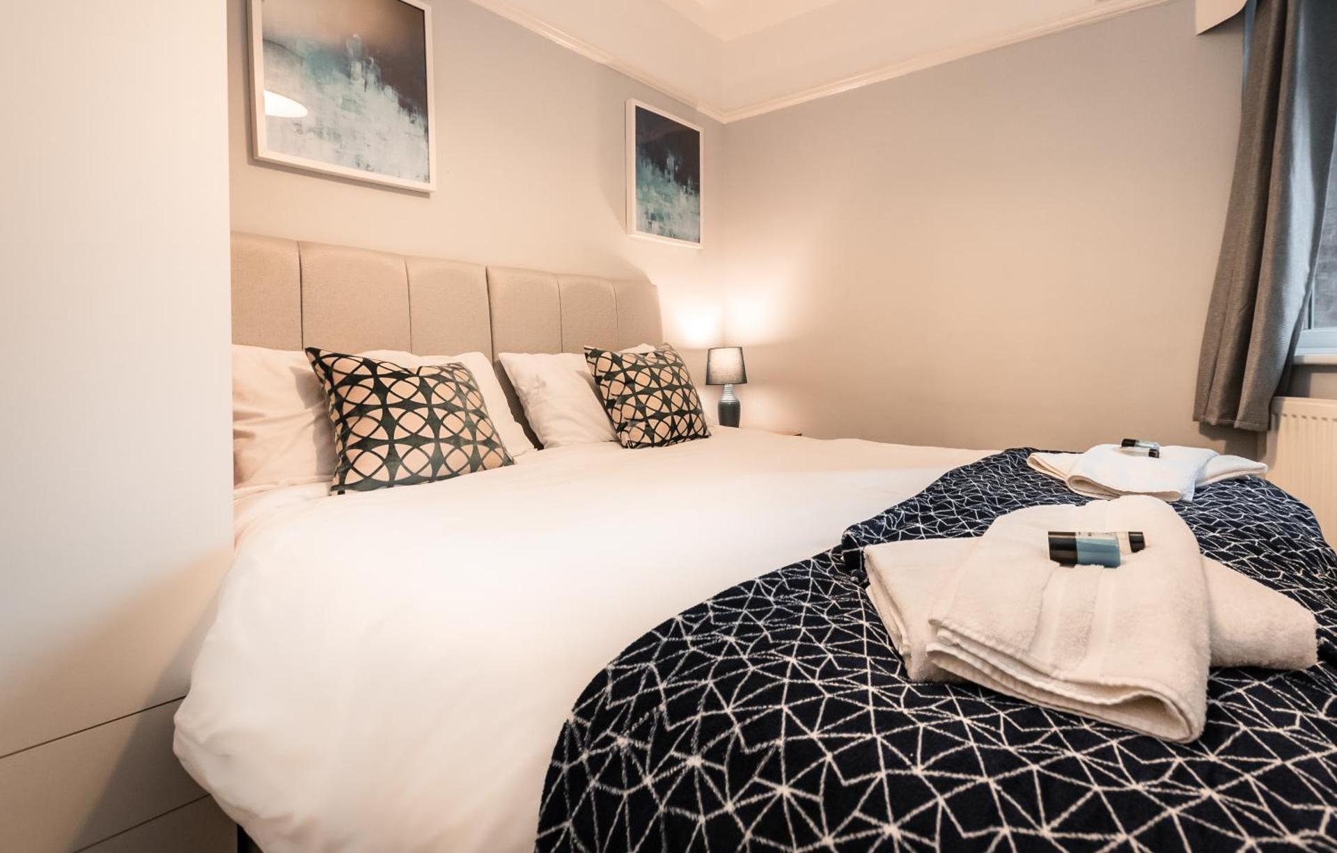 BEST PRICE! Perfect Gunwharf Accommodation - 5 single beds or Kingsize FREE PARKING