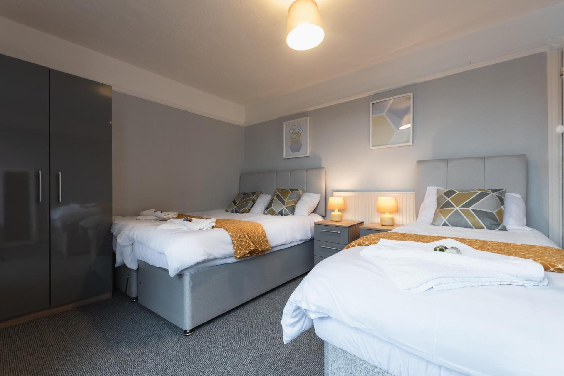 BEST PRICE! Perfect Gunwharf Accommodation - 5 single beds or Kingsize FREE PARKING