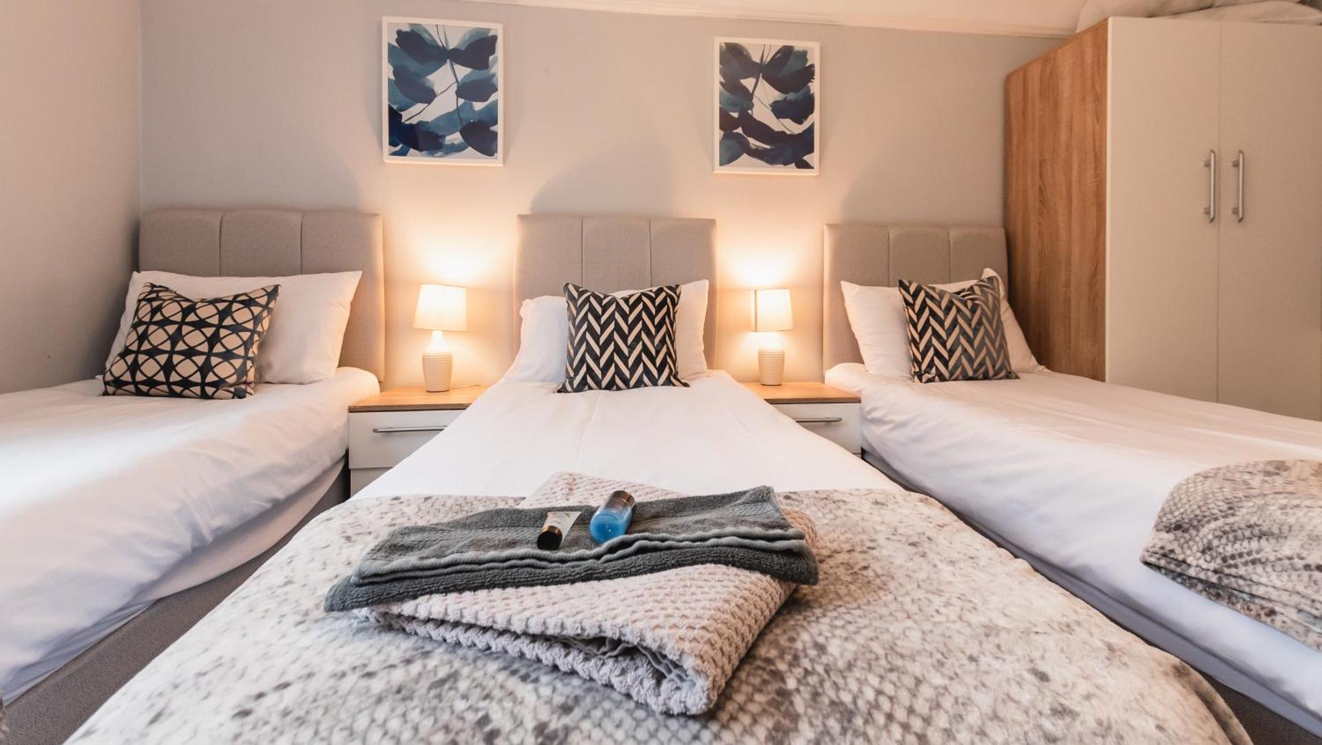 BEST PRICE! Perfect Gunwharf Accommodation - 5 single beds or Kingsize FREE PARKING