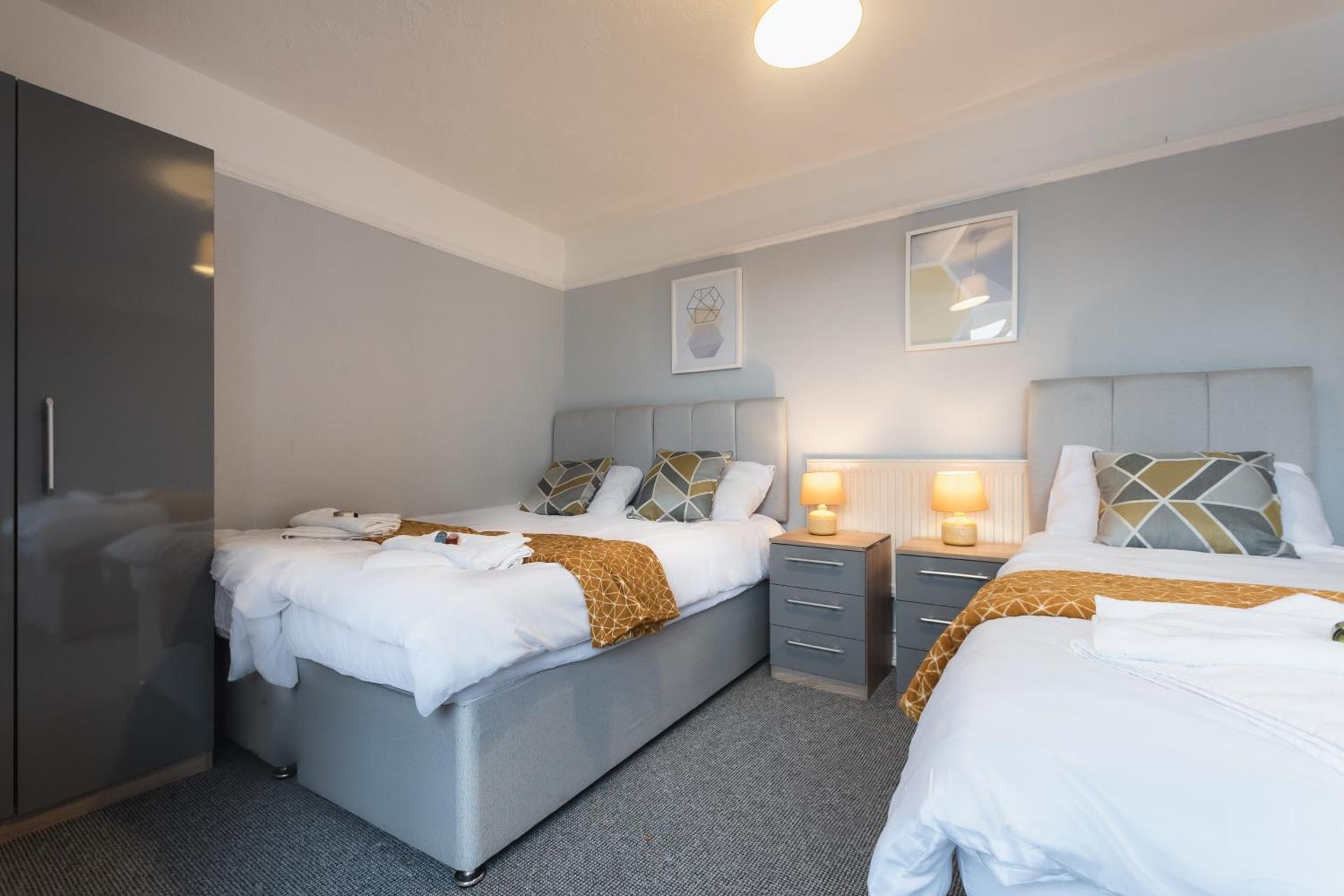 BEST PRICE! Perfect Gunwharf Accommodation - 5 single beds or Kingsize FREE PARKING