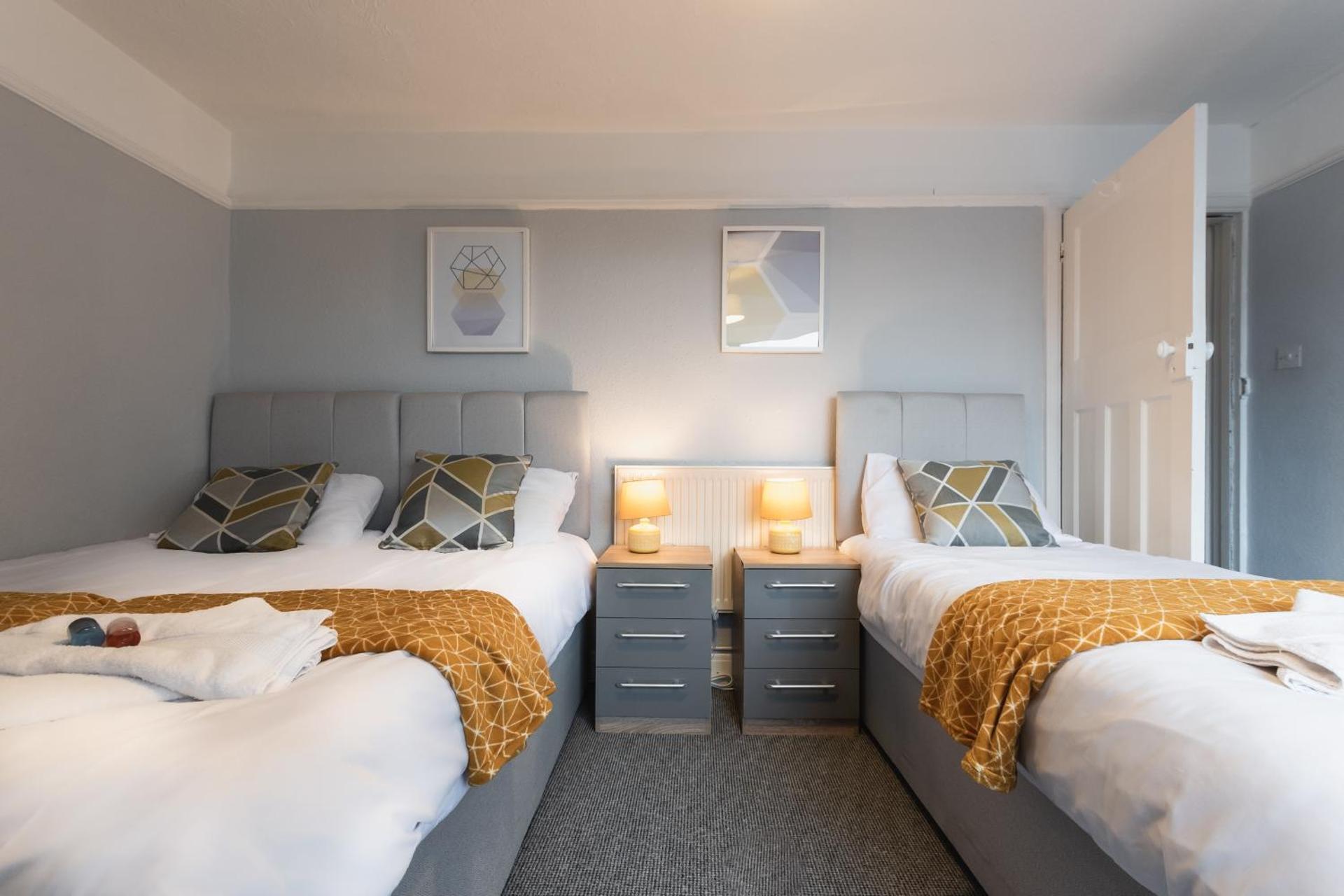 BEST PRICE! Perfect Gunwharf Accommodation - 5 single beds or Kingsize FREE PARKING