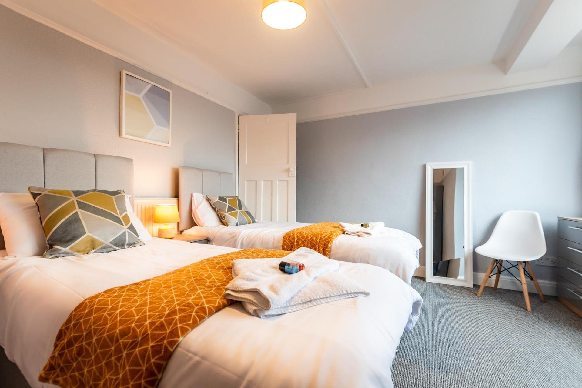 BEST PRICE! Perfect Gunwharf Accommodation - 5 single beds or Kingsize FREE PARKING