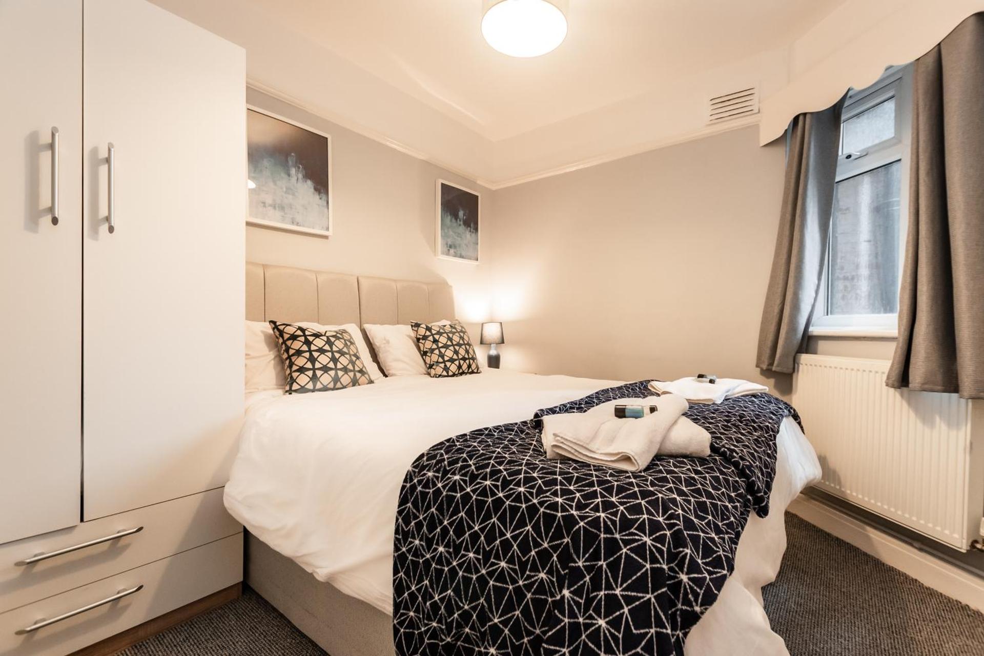 BEST PRICE! Perfect Gunwharf Accommodation - 5 single beds or Kingsize FREE PARKING