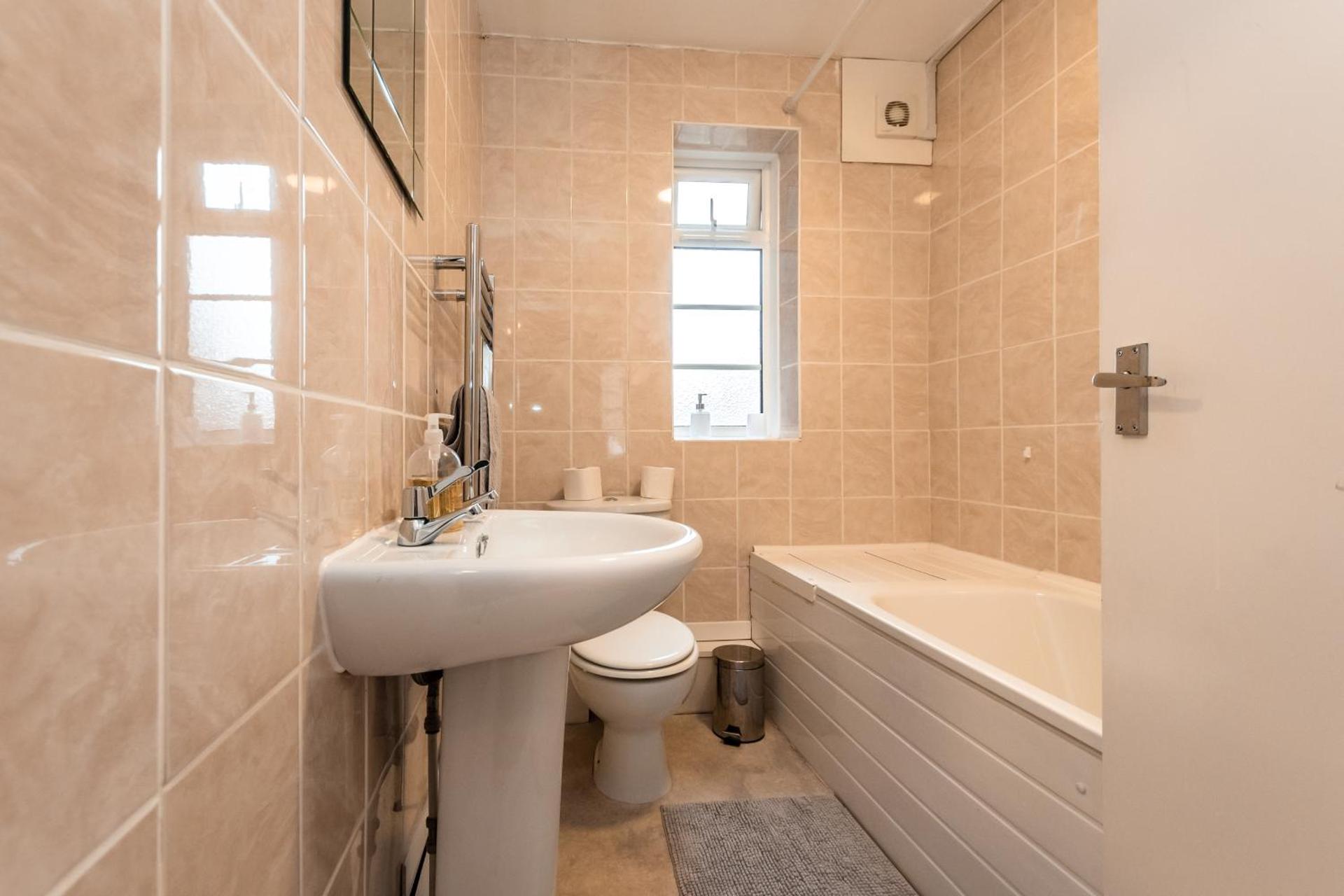 BEST PRICE! Perfect Gunwharf Accommodation - 5 single beds or Kingsize FREE PARKING