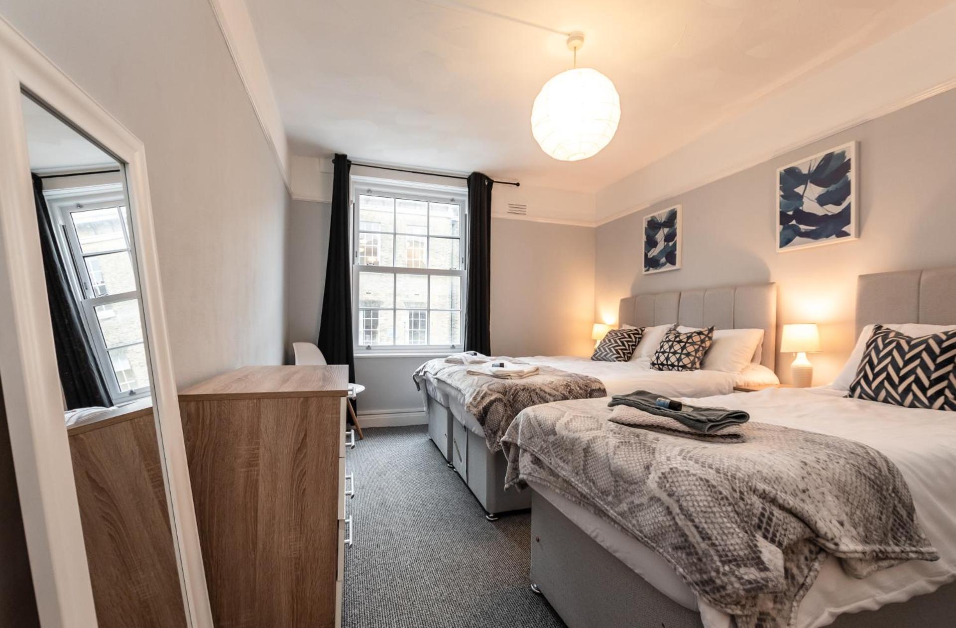 BEST PRICE! Perfect Gunwharf Accommodation - 5 single beds or Kingsize FREE PARKING