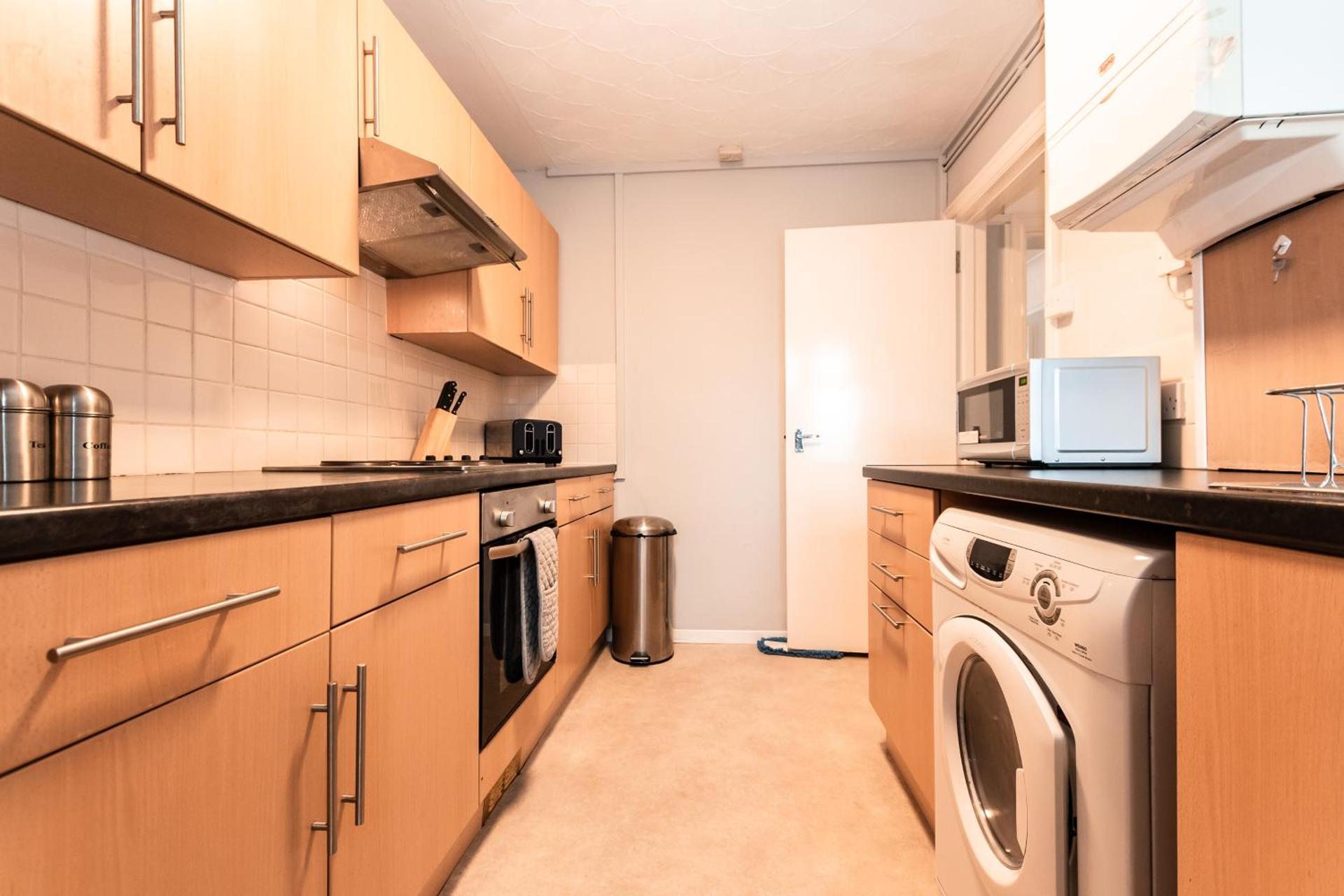 BEST PRICE! Perfect Gunwharf Accommodation - 5 single beds or Kingsize FREE PARKING