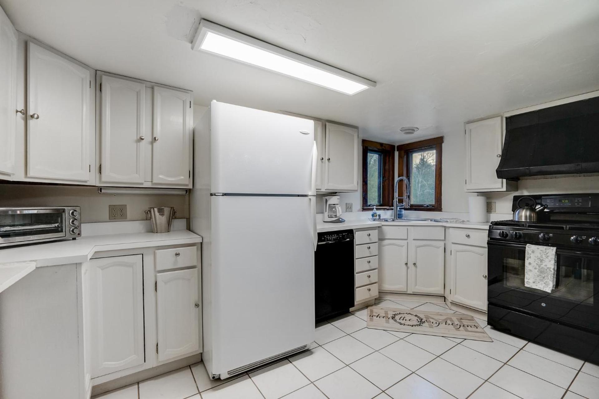 Killington Mountain Home! HotTub & 5 min to Skiing!