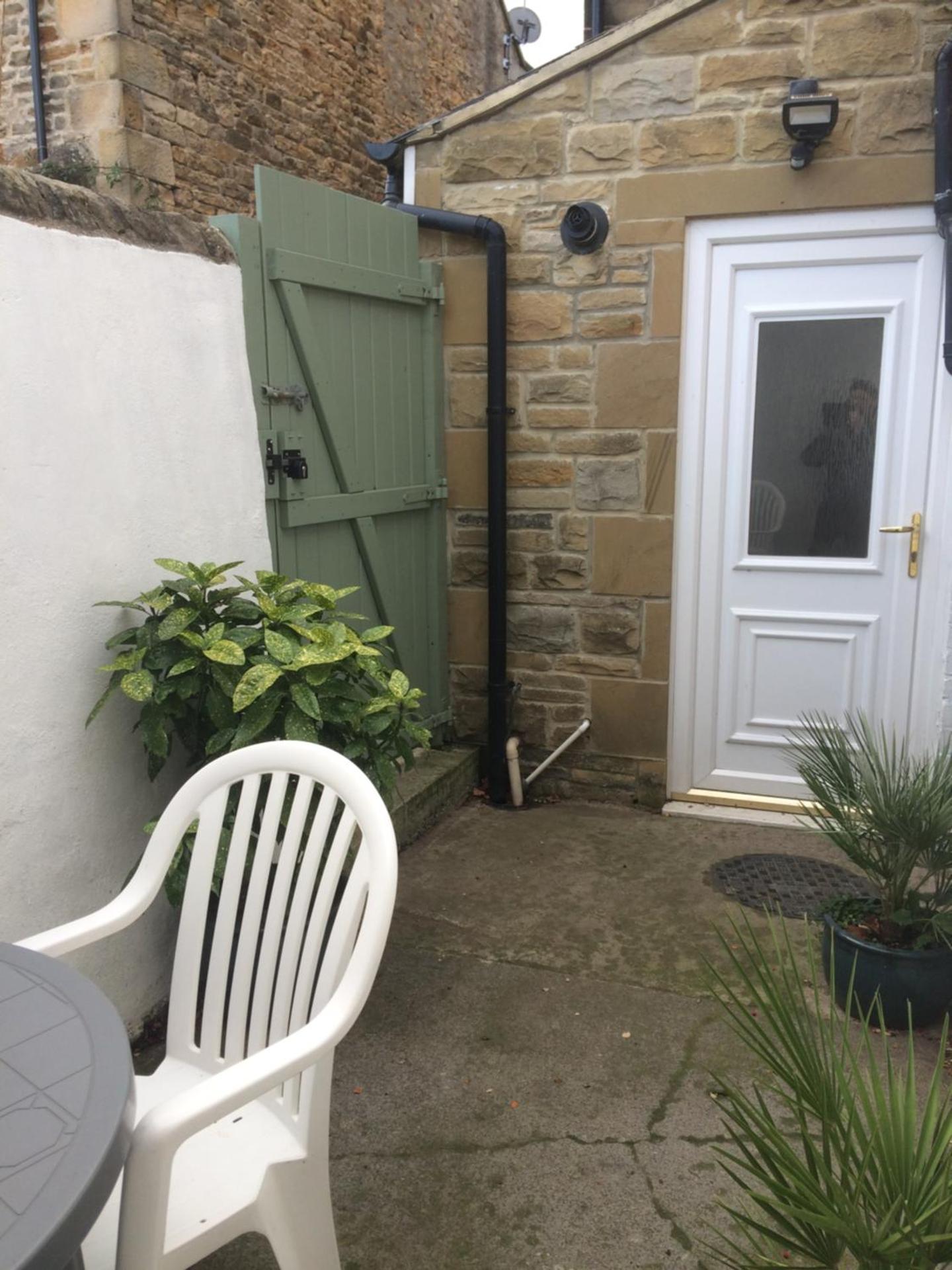 40 Newgate Barnard Castle -Central Location - Court Yard - Dog Friendly - Sleeps 7 - Wood Burner - Complimentary Logs & Wine - Smart TV