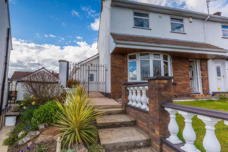 Spacious 4 Bedroom Home - 5 min walk to town