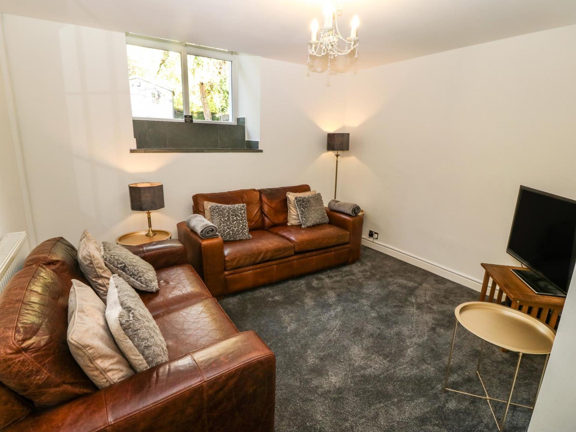 Yr Hen Ysgol, The Old School