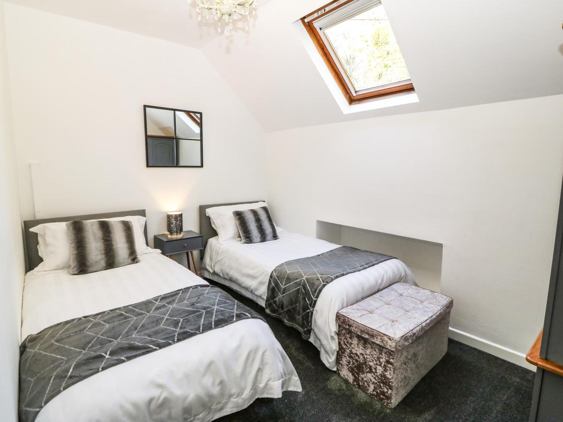 Yr Hen Ysgol, The Old School