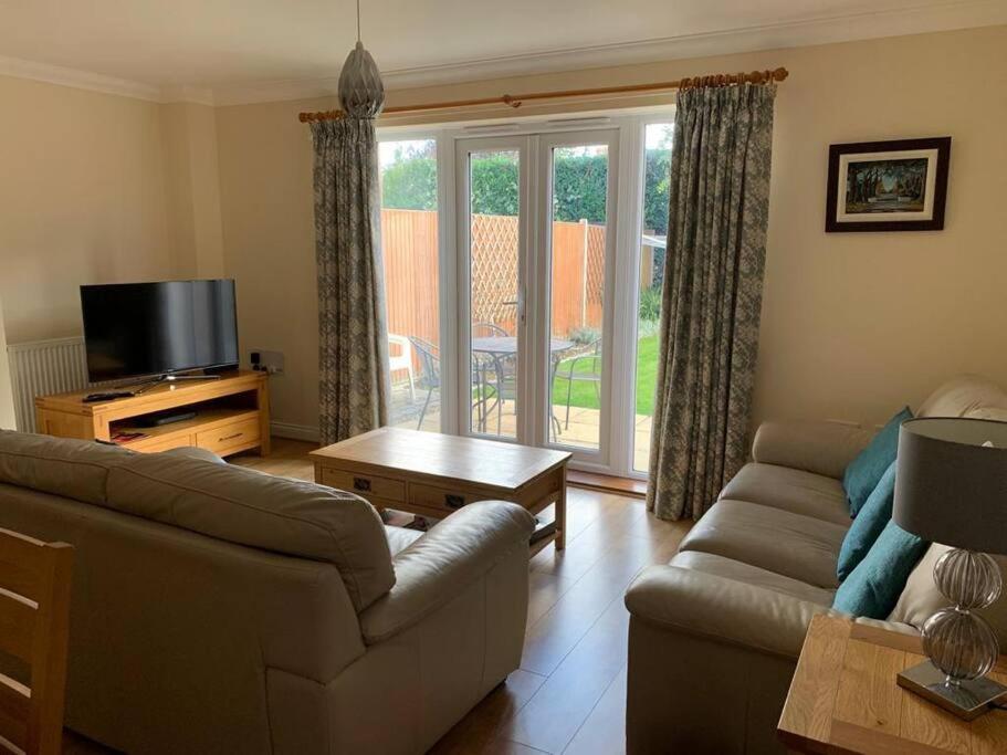 Cheerful 3 bedroom home close to beach and High St