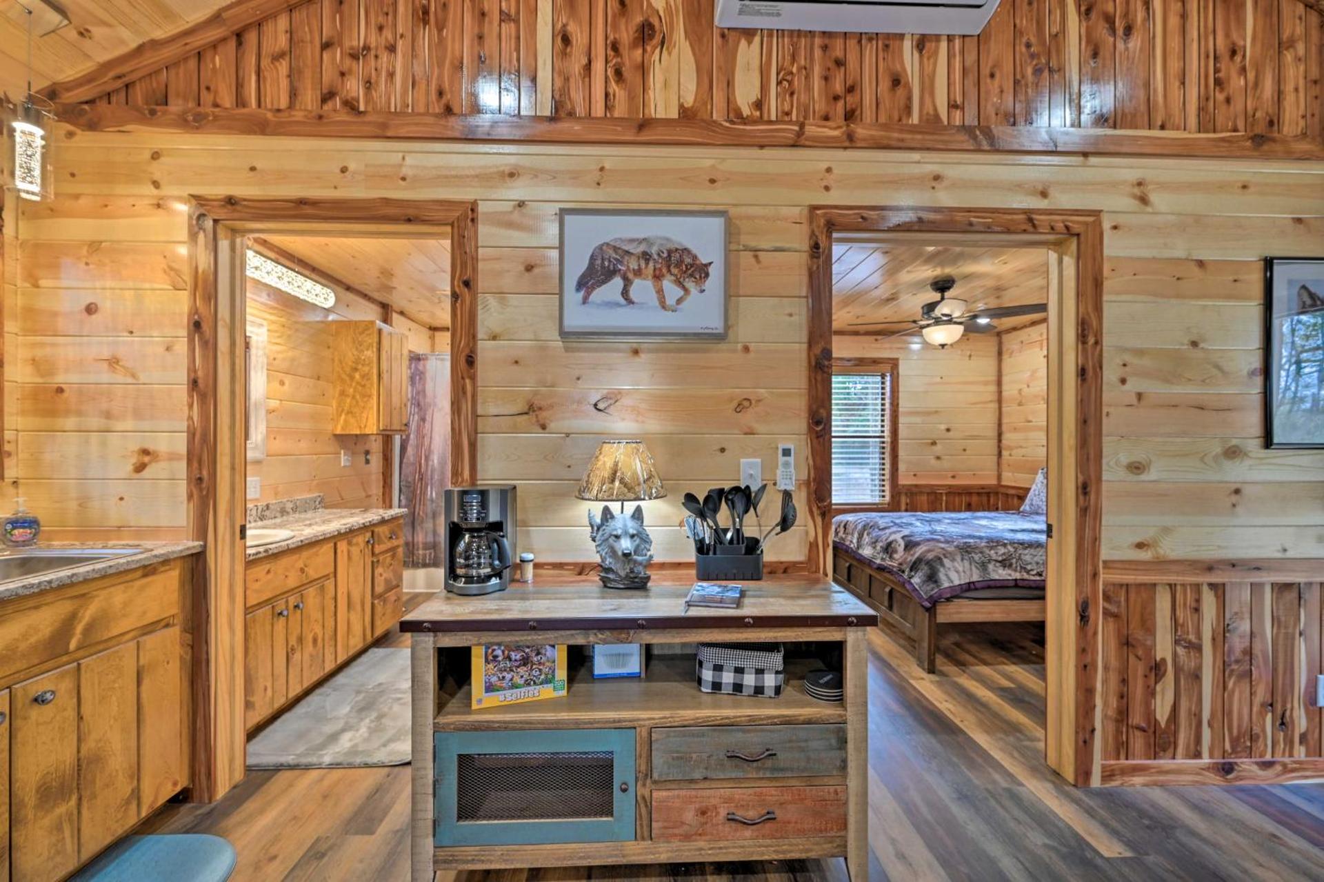 Cozy Broken Bow Cabin, Walk to the Lukfata Creek!